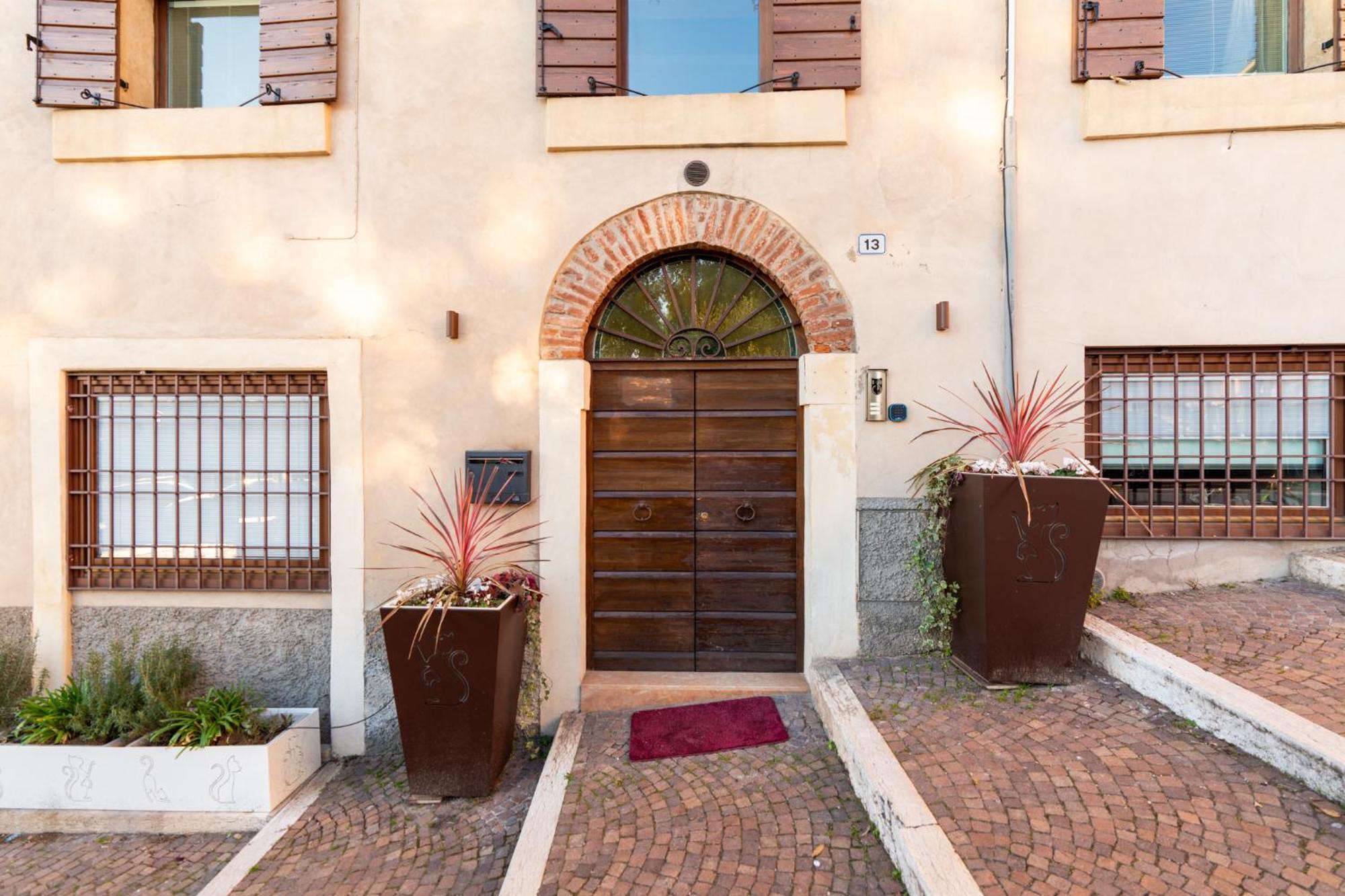 La Finestra Sul Ponte By Postcardsfrom Bed & Breakfast Verona